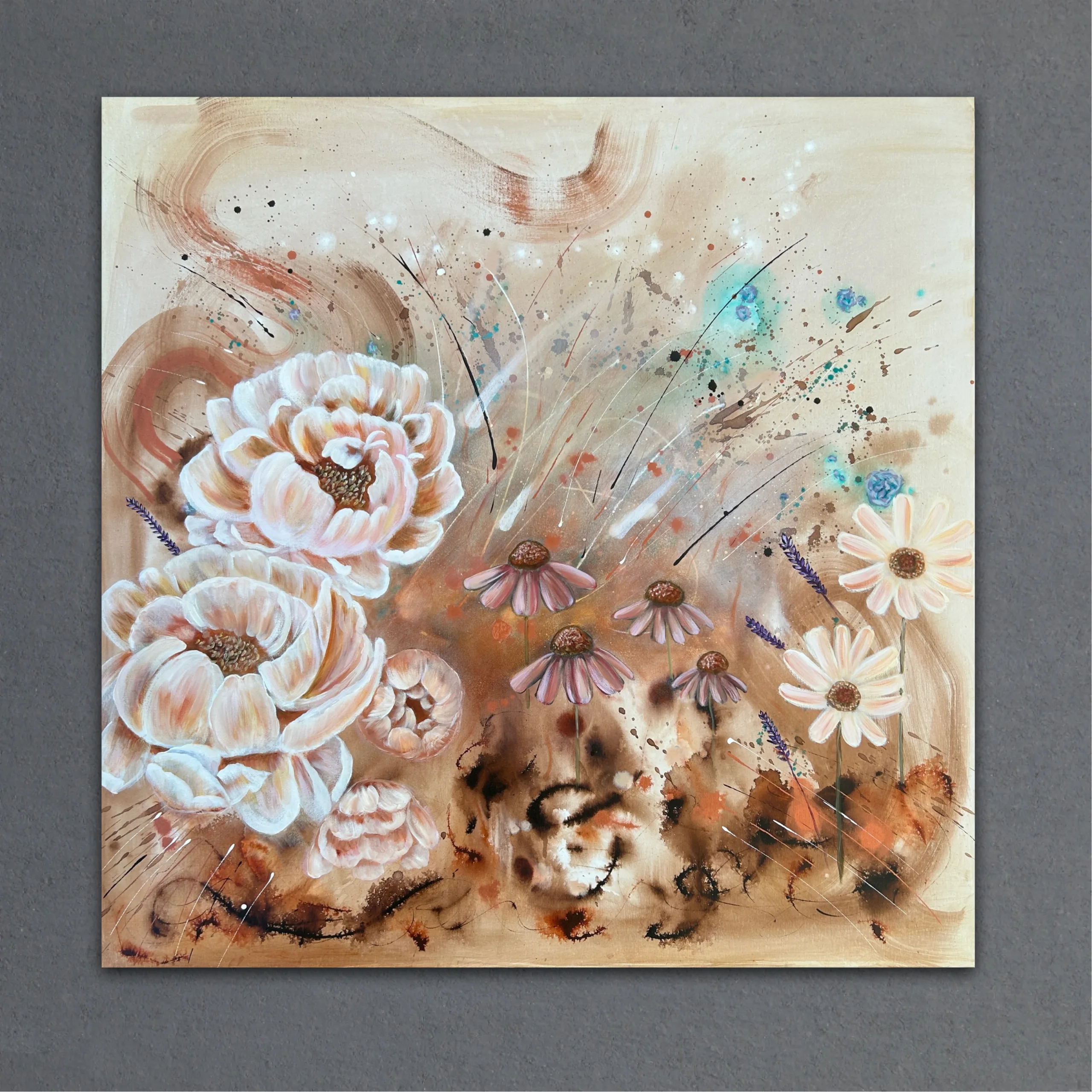 Mellan jord och himmel - Stor abstrakt tavla i beige toner med pion, solhatt och lavendel, originalkonst av Art by Lycke - Bild 2