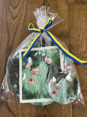 Presentpaket med gult och blått snöre